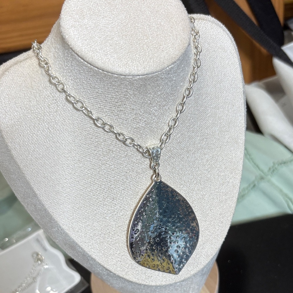 Elegant Silver Leaf Pendant Necklace